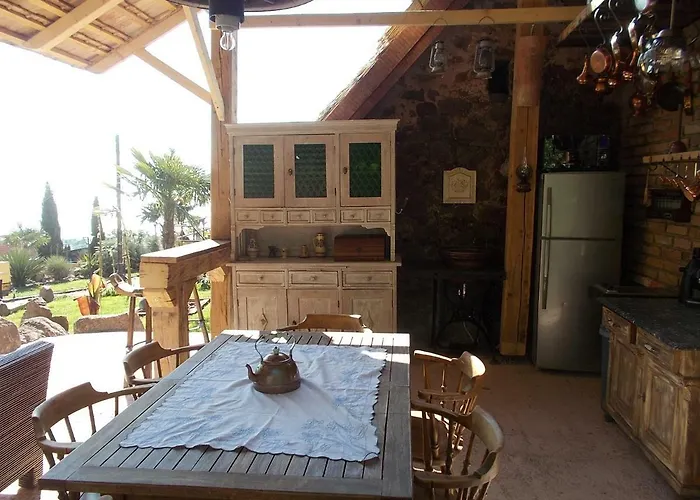 200 Eves Vendeghaz بيت للعطل Balatonalmádi